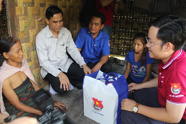 Nghĩa tình thanh niên tình nguyện trên nước bạn Lào ảnh 3